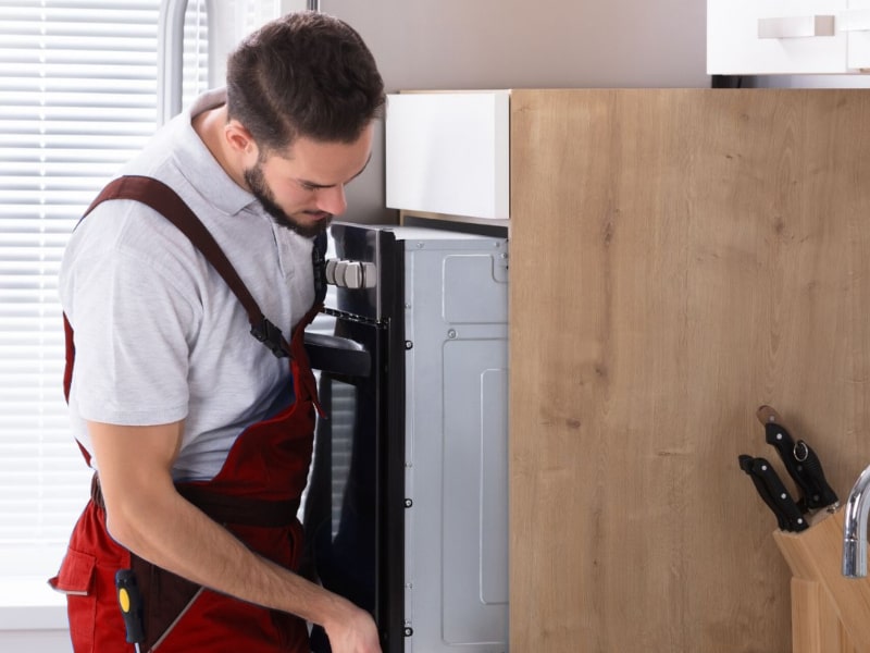 Técnico reparando Horno Bosch